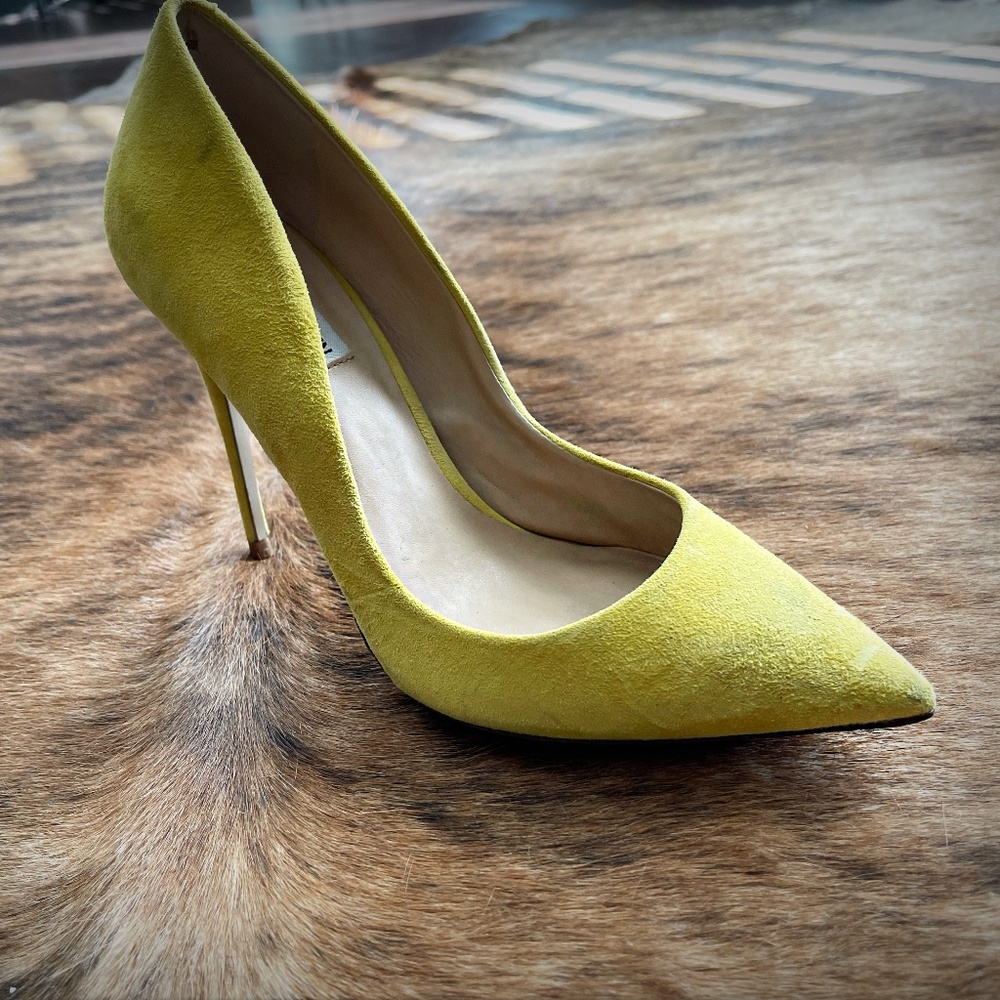 Steve Madden Suede Yellow Pumps 8.5
